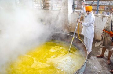 How 100,000 people EAT for FREE in INDIA - WORLD'S LARGEST community kitchen at GOLDEN TEMPLE, India