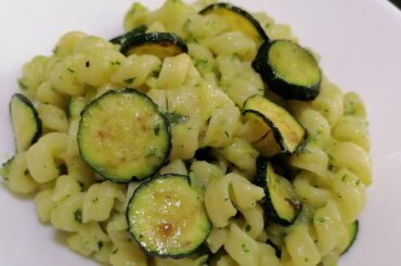 PASTA AND ZUCCHINI WITH ZUCCHINI PESTO. Italian pasta recipe#pasta #italy #recipe #zucchini