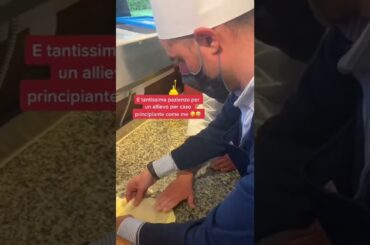 Imparare a fare la PIZZA in un HOTEL di LUSSO #shorts