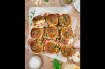 Oven-Baked Garlic Bread Italian Hawaiian Roll Sliders: #hawaiianrolls #italianrecipes #dinnerrecipes