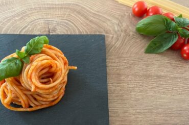 SPAGHETTI WITH TOMATO SAUCE | Original Italian recipe