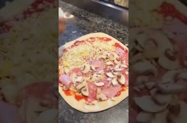 IG @Vinevicomimx #pizza #italian #italia #monterrey #foodie #review #foodblogger #oven #cooking #fyp