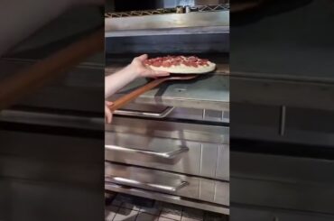 PIZZA DE DOS PISOS CON PEPERONI EN NYC