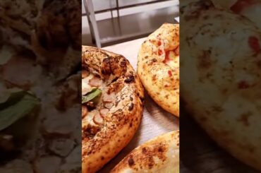 #shorts #pizza #pizzalover credit @evg_postolakiy #italianfood #italia