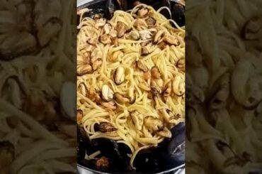 Spaghetti Bianco con Cozze#short #italianfood #yummy #cooking