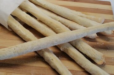 Easy homemade breadsticks. Italian grissini recipe #food #recipes