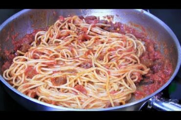 Spaghetti all'Amatriciana-simple shepherd's dish with few ingredients-cheap and tasty italian meal