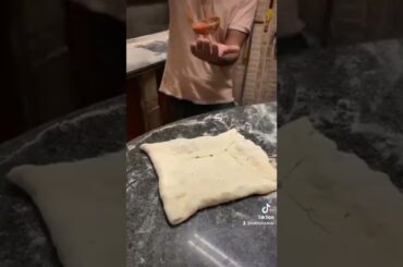 pure la pizza quadrata la devi sape fa #italianfood#pizzatime#fyp#shorts#short