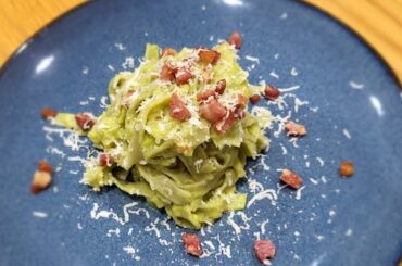 The creamiest spinach tagliatelle with avocado and bacon!Italian food a must recipe for pasta lovers