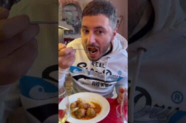 Mio fratello assaggia le polpette della nonna al CI TUA ristorante romano a Londra #shorts