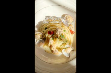 SPAGHETTI alle VONGOLE | Simple Recipe #shorts #pasta #italianfood