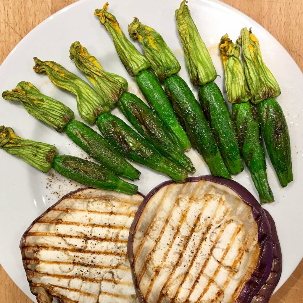 Zucchine col fiore alla griglia.