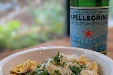 Pranzo oggi. Tortellini fatti a mano con pancetta e piselli.