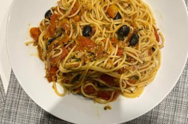 Spaghetti con tonno alla "puttanesca"