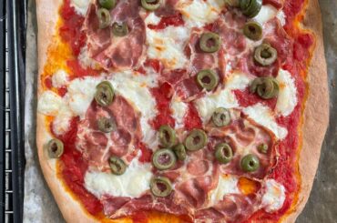Pizza con Coppa, Olive e Scamorza