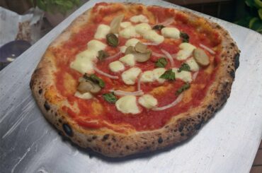 My first dig at making Neapolitan pizza with 100% spelt flour. Turned out alright i think!