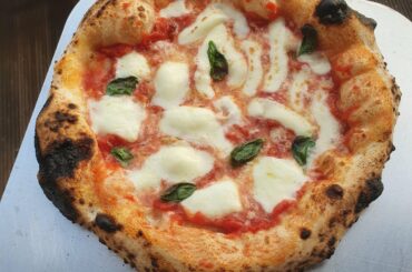 Pizza Margherita half fior di latte and half di bufala