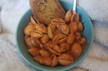 Spaghetti and garlic bread in bed.