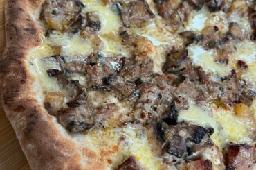 Smoked brisket mushroom pizza, cream of mushroom sauce, 60% hydration. Belated cake day post