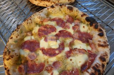 Pizza with yellow tomato sauce, salami, bacon and the one in back with coppa. Fresh out of the Roccbox 🔥