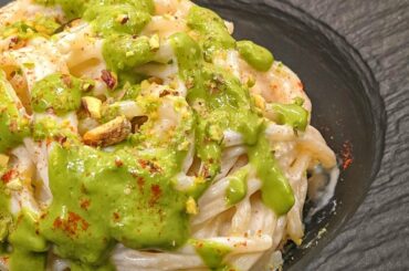 spaghetti Crema di pecorino e salsa verde con gramella di pistacchio