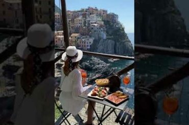 Leisurely dining at Nessun Dorma with glittering seas and Manarola’s colorful houses on the horizon