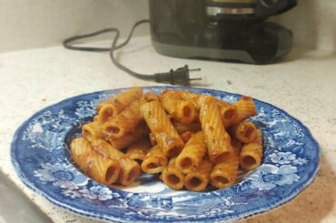 Spicy rigatoni with red pesto and chili flakes.