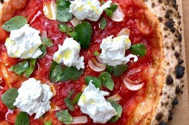 Sourdough Marinara with garlic, burratta and fresh oregano. 3 h RT + 46 h CT, 70 % hydration