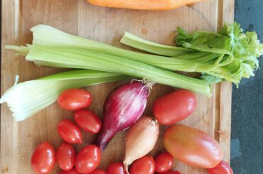 Hi everyone, unfortunately work is taking up a lot of my time and I can no longer make video recipes. So I thought I would share with you a recipe for spaghetti with fresh sauce that I make on Sundays for my family. A healthy, tasty and delicious sauce. Let me know what you think.