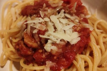 First time making amatriciana - Used the ingredient list in a The Guardian article bashing recipes with garlic/ onion and it turned out amazingly. It really is all about the guanciale ❤️