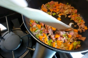 TONNARELLI WITH RAGÙ. Hi guys today I will show you how I prepare a simple ragù. I've bought a tripod and tried a different montage but I totally suck at this. Hope you like the recipe.