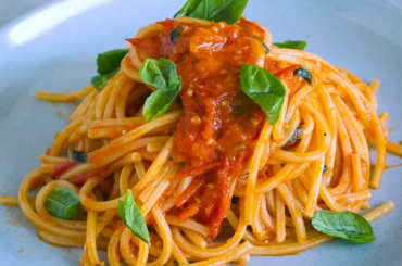 SPAGHETTI AL POMODORO (Spaghetti with Tomato Sauce)