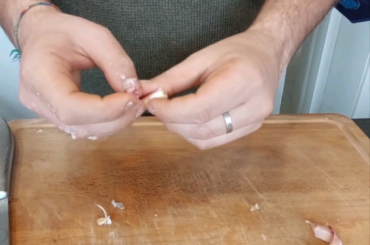 *FAST PIZZA MARINARA*. Hi guys, today I want to show you a quick recipe. It's not really a pizza because the pizza dough needs at leat 24h to rest (and you need another type of yeast), but a quick alternative. If you want to make yourself a pizza but don't want to wait, this is the recipe for you