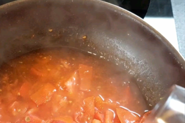 PASTA WITH AN IMPROVISED TOMATO SAUCE. Hi guys, today I wanted so bad a pasta with tomato sauce, but i only had a few tomatoes, a lemon and a glass of White wine. Ngl I was a little bit worried about the whole thing, but in the end the pasta was delicious.
