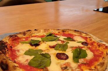 I tried to make a spicy sausage honey pizza...how did I do? 70% hydration, normal oven, no pizza stone