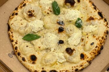 70% hydration 48 hours. Garlic oil base, cashew mozzarella, tofu ricotta. Roccbox!