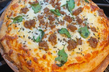 Sausage, spinach & ricotta homemade pizza 🤌🏻