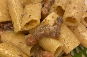 Hi guys, today I want to share with you the menu I cooked for my girlfriend on our anniversary. The appetizer Is a salted cannoli filled with mortadella and ricotta mousse.I then cooked her a Gricia with truffles.