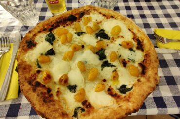 Pizza bianca with yellow tomatoes (Naples)