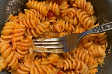 I made a homemade tomato sauce for the girlfriend to show her that even as broke college students, we can still eat well. I used boxed fusilli, but this weekend we are making 100% homemade fettuccine alfredo (per i puristi italiani, le farò all'italiano : solo burro e pecorino romano, nient'altro)