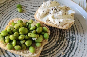 Breakfast with soy beans and ricotta