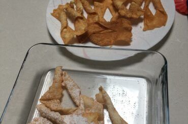 I made Crostoli today! It was easier than I expected, and I has lots of fun! It's delicious!