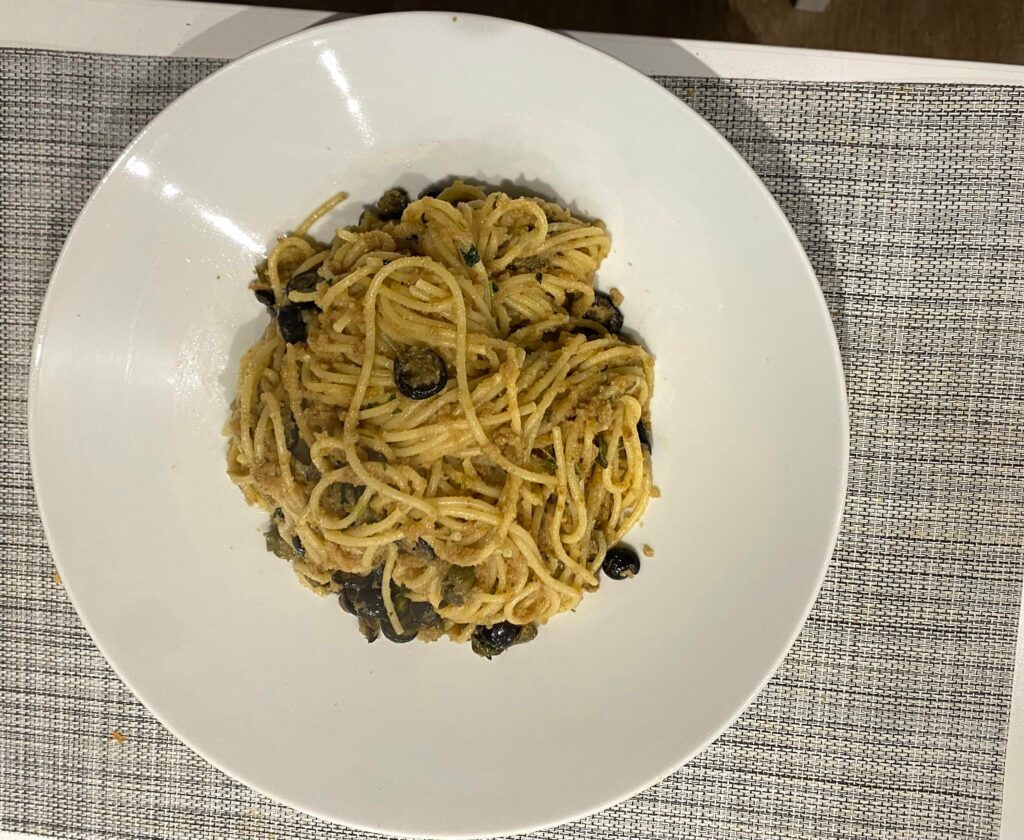 Spaghetti in salsa di acciughe con olive e capperi