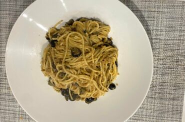 Spaghetti in salsa di acciughe con olive e capperi