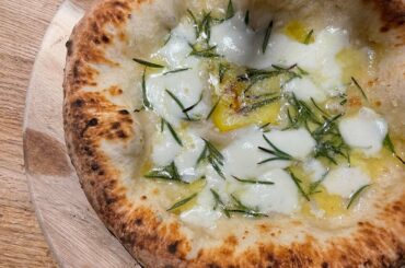 Last nights pizzas!! Garlic, rosemary and mozzarella and a classic Margherita 🍕