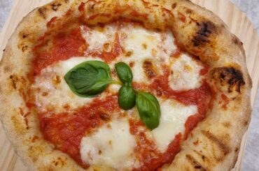 Made this sucker with a home oven, 300°C on a broiler, pizza stone, and 74% hydration rised, flattened and baked on pergamin paper for 4 mins will do the trick. You miss out on some of the crispiness from the outside but will definitely not experience overcooked and stiff dry insides.