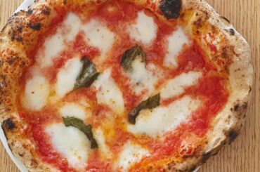 2 homemade Margheritas and a basil pesto pizza with fried zucchini