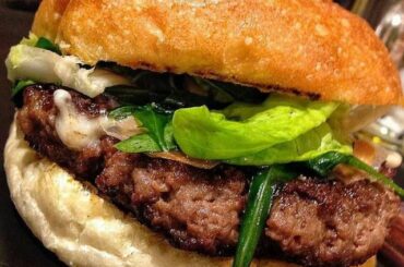 Hamburger with Chianina beef with sautéed field herbs 😛