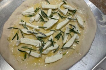 Rosemary, garlic butter and mozzarella 🍕🙌
