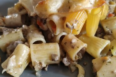 Oven pasta with sausages and mushrooms